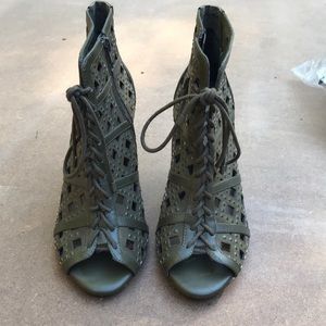 Gianni Bini Army Green lace up heels size 8